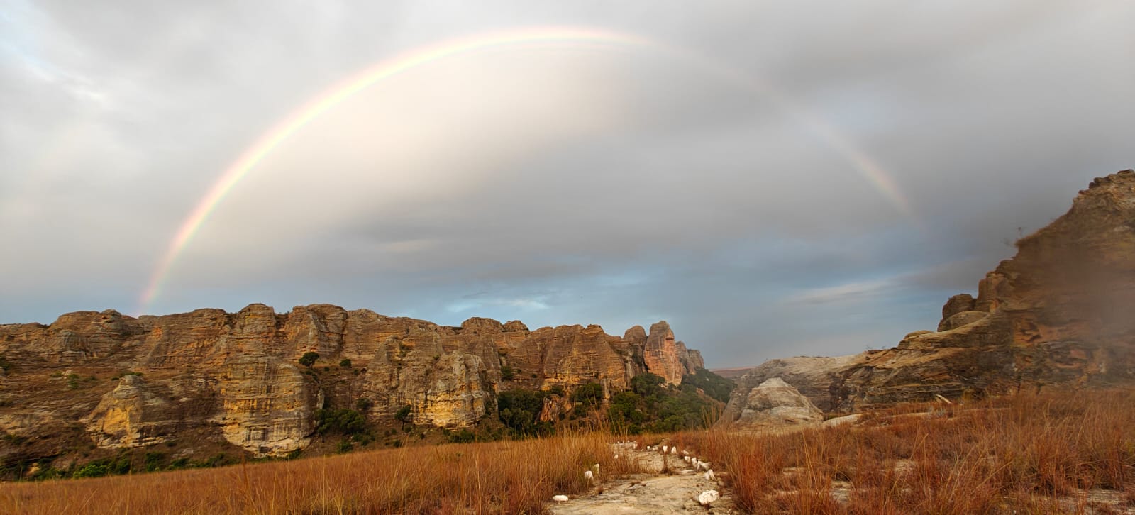 Paysage rocheux de Madagascar avec arc-en-ciel